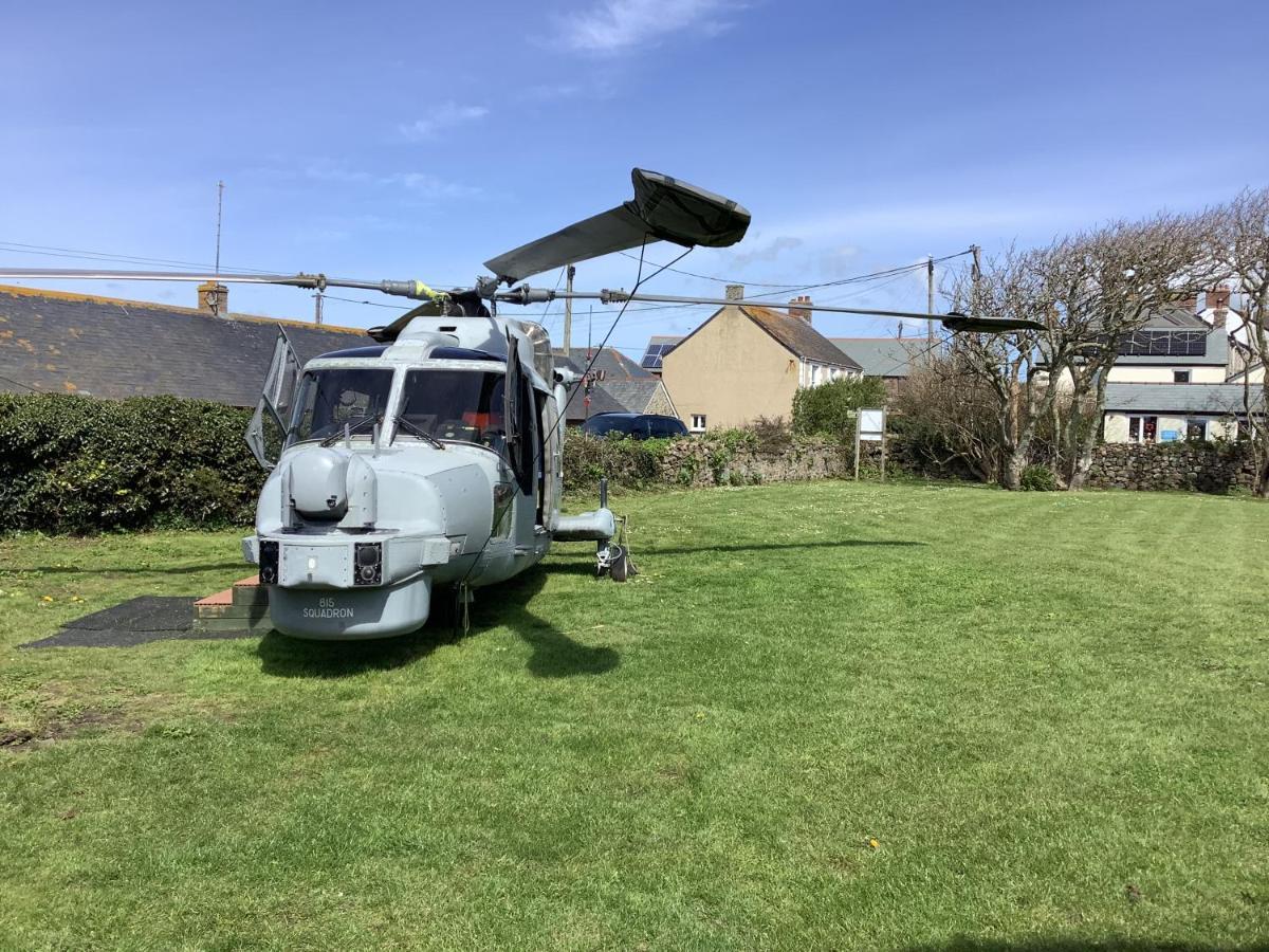 Haelarcher Farmhouse And Helicopter B&B Lizard Exterior foto